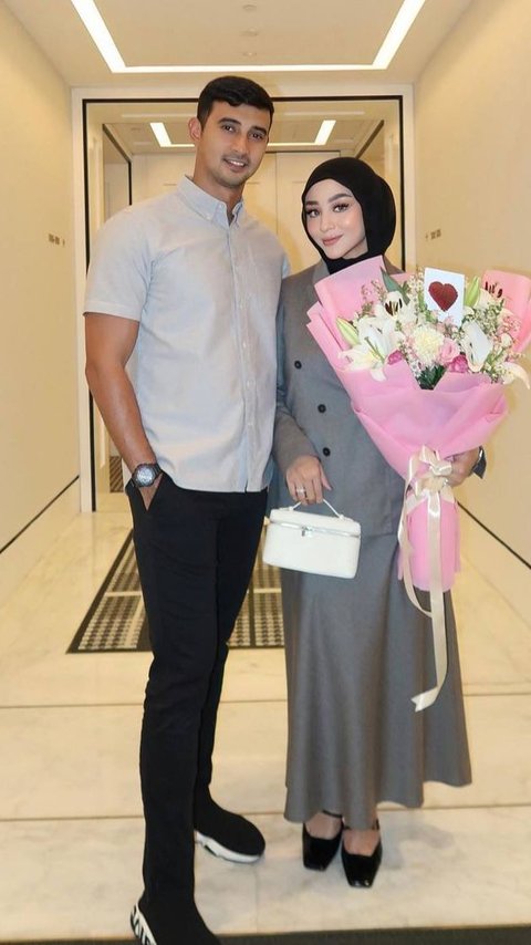 8 Foto Margin & Ali Syakieb Dinner Romantis Berdua Saat Rayakan Anniversary Pernikahan