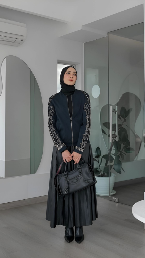 Look Serba Hitam Tetap On Point, Tengok Style Richa Iskak