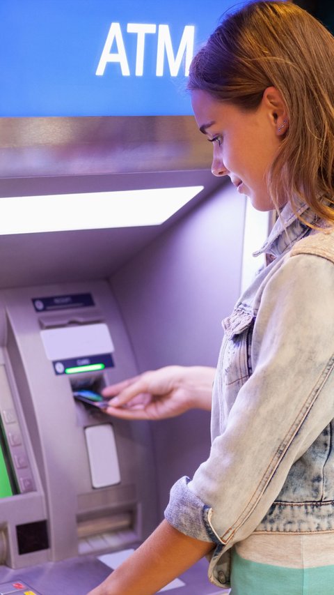 Jangan Panik, Begini Cara Mengurus Kartu ATM Tertelan Mesin