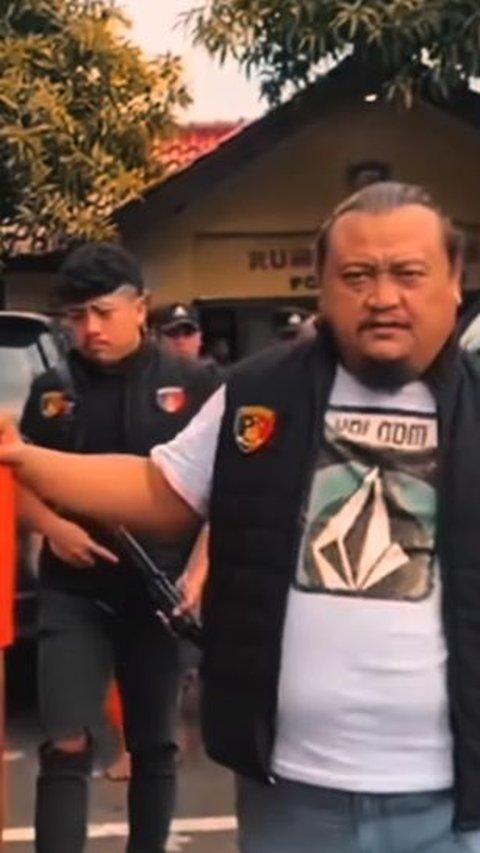 Rambut Gondrong dan Berbadan Gempal, Potret Gagah Aiptu Tito Pakai Seragam Polisi dan Baret Merah