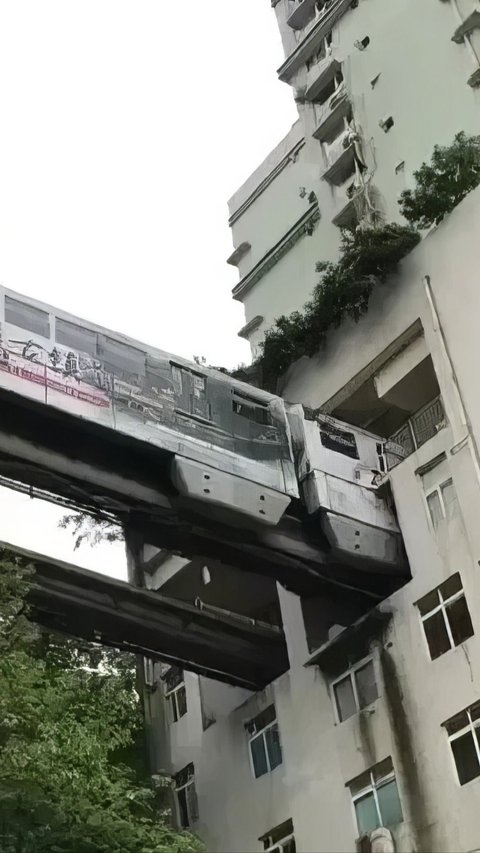 The Most Futuristic Cityscape in the World that is Amazing, There is a Train Splitting a Building to a Flying Bus