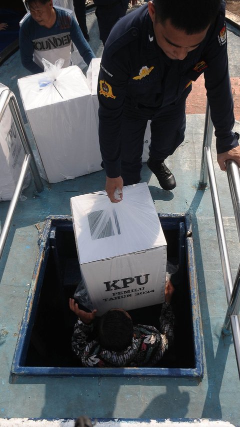 FOTO: Logistik Pemilu 2024 Mulai Didistribusikan ke Kepulauan Seribu