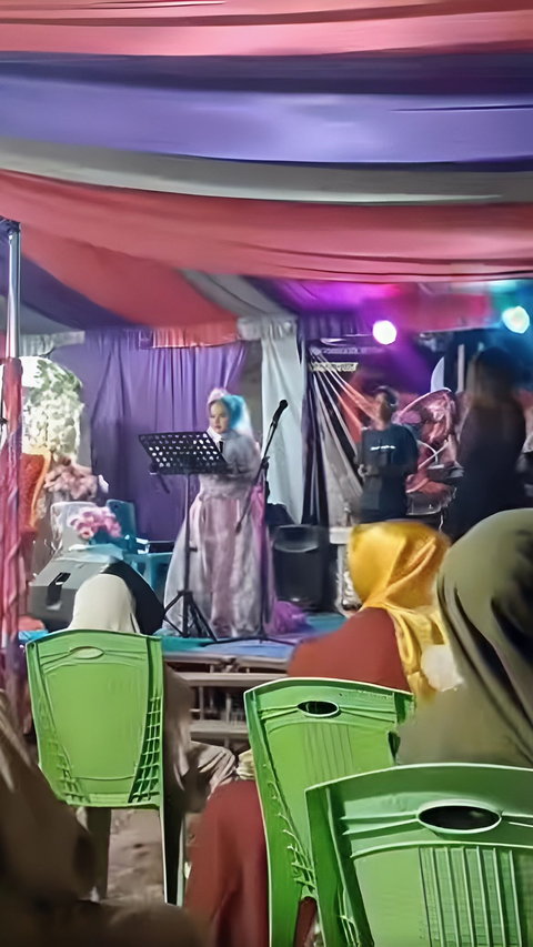 Viral Gorontalo Bride Left by Husband During Reception, Sad Sitting Alone on the Bridal Chair