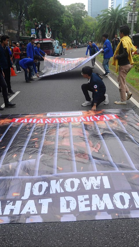 FOTO: Geruduk KPU, Massa BEM SI Bentangkan Spanduk 'Jokowi Penjahat Demokrasi'