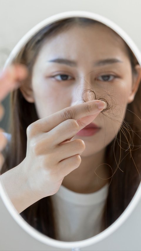 4 Kondisi Kesehatan yang Bikin Rambut Rontok, Cari Tahu Biar Tak Salah Kaprah