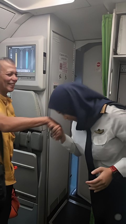 Momen Ayah Pertama Kali Naik Pesawat dengan Pilot Anak Perempuannya, Pesannya Penuh Haru