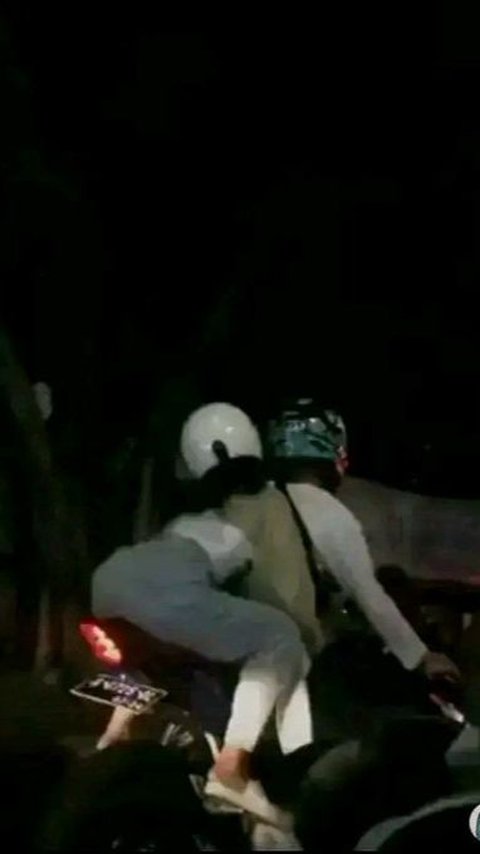 Posenya Bikin Geleng-Geleng Kepala, Ini 10 Potret Pengendara Motor yang Berboncengan dengan Pacarnya