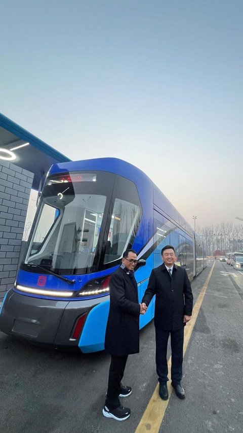 The Advanced IKN Electric Train Will Run Without Rails, Can Accommodate 324 People