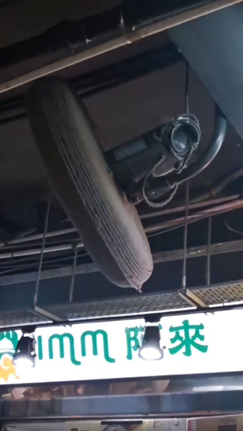Thought to be a Motorcycle Tire, Turns Out to be a Dusty Fan that Hasn't Been Cleaned for Years, Netizens: '2% Wind, 98% Dust'