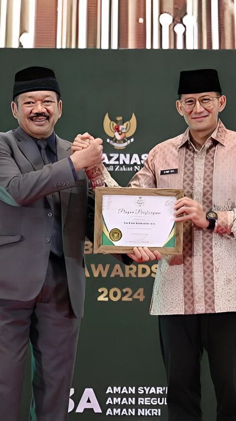 Minister of Tourism and Creative Economy, Sandiaga Uno, Receives Exemplary Muzaki Award from Baznas Awards 2024