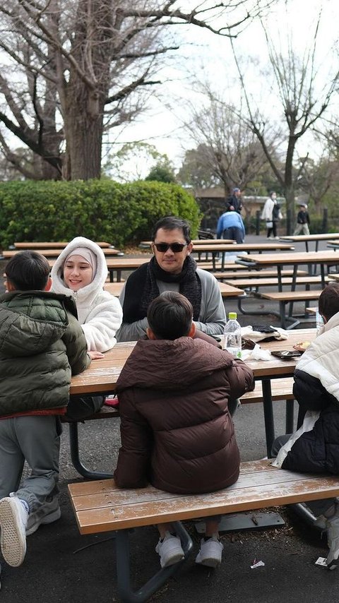 Potret Seru Hanung dan Zaskia ke Jepang Bawa 6 Anak, Selalu Hitung Personel