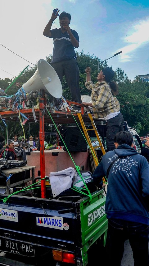 FOTO: Panas! Pengunjuk Rasa Dukung dan Tolak Hak Angket Terlibat Ricuh di Depan Gedung DPR