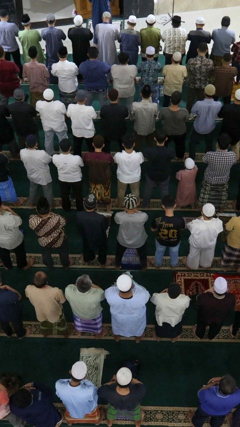 FOTO: Suka Cita Jemaah Muhammadiyah di Masjid Raya Uswatun Hasanah Gelar Salat Tarawih Pertama
