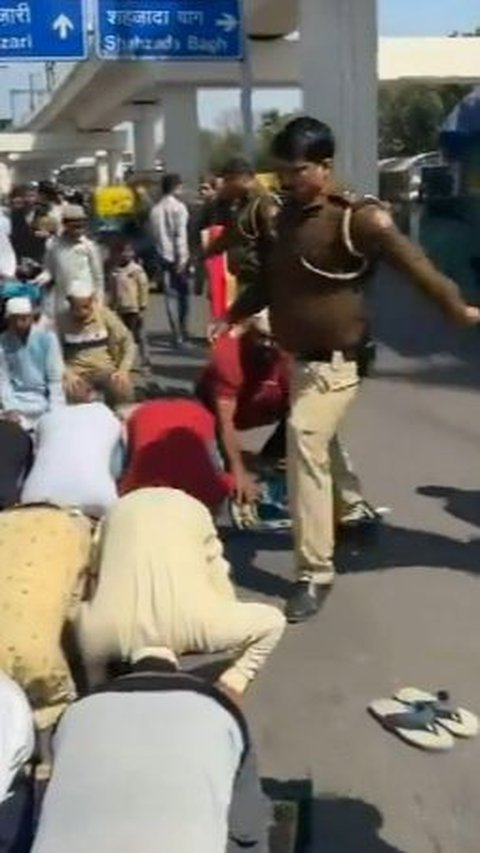 Sosok Manoj Kumar Tomar, Polisi India Arogan Tendang Umat Islam Sedang Salat Jumat