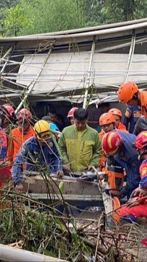 Kronologi Longsor di Tempat Wisata Puncak Bogor, 2 Orang Tertimbun