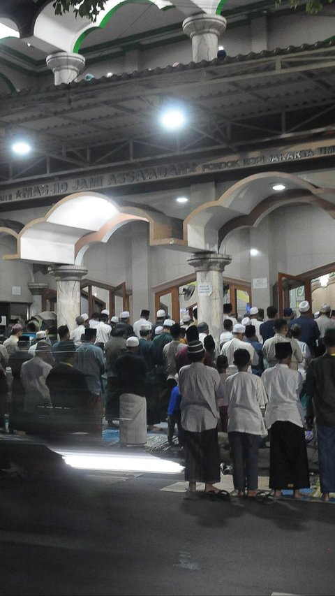 FOTO: Kepadatan Masjid di Jakarta yang Penuh Kekhusyukan Umat Muslim Melaksanakan Salat Tarawih di Malam Pertama Ramadan 1445 Hijriah