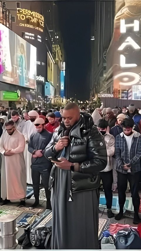 Potret Ratusan Muslim New York Gelar Sholat Tarawih di Times Square, Tetap Khusyuk di Tengah Suhu 4 Derajat Celcius