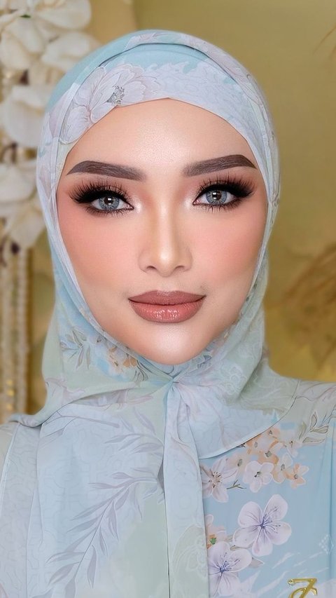 10 Potret Gaya Zaskia Gotik nan Kini Berhijab, Tetap Stylish