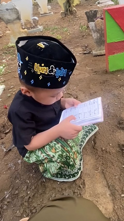 Want to Pray for Mbah Buyut at the Grave, a Child who Can't Read the Quran Brings Iqro