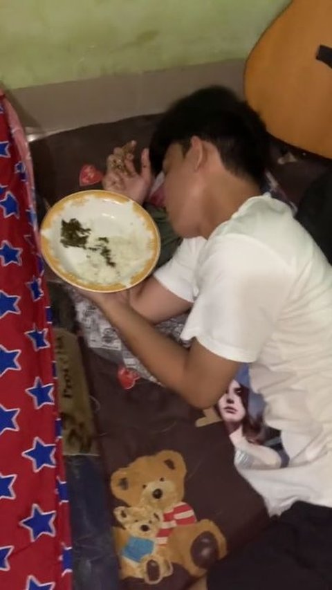 Viral Momen Nyeleneh Pria Ketiduran saat Makan, Bikin Warganet Heran