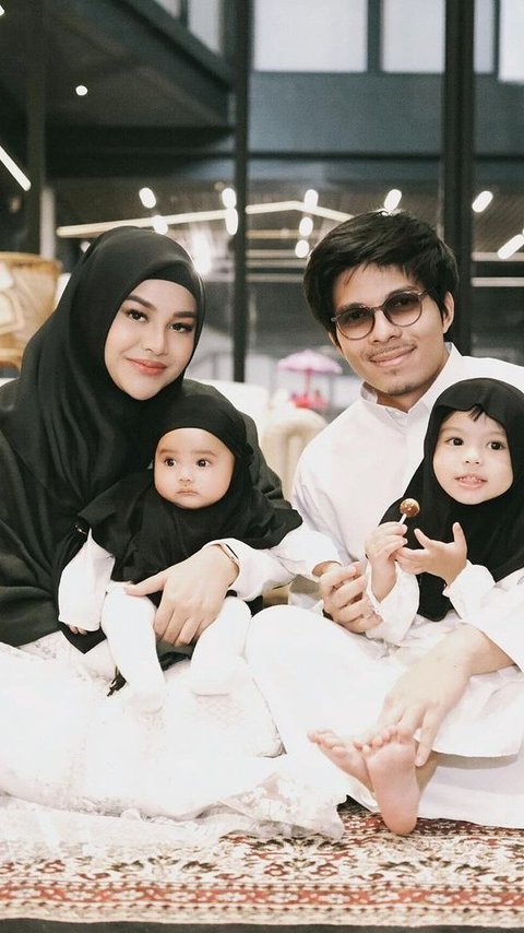 7 Potret Momen Ramadan Hari Pertama Keluarga Atta Halilintar, Ameena Digendong Saat Ikuti Tarawih Berjemaah