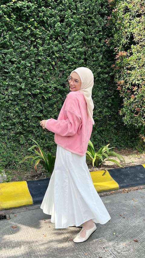 Dear Hijaber, Want to Try a Clean Look? Check Out 3 Inspirations for a Cute Look with a White Skirt