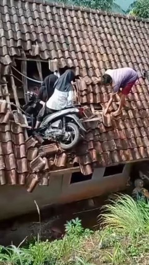 A Bit Different! Two Girls Riding a Motorcycle Stuck on a Resident's Roof