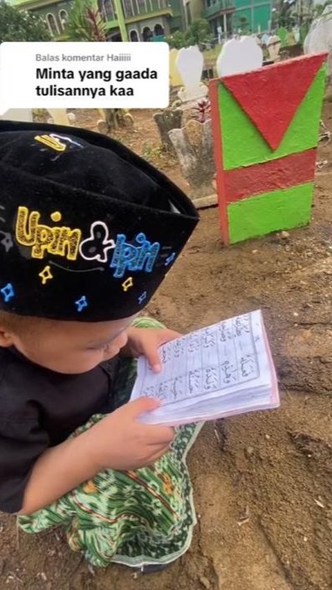 Cute! Can't Read the Quran Yet, This Little Child with Upin Ipin's Cap Recites Iqro at His Great Grandfather's Grave