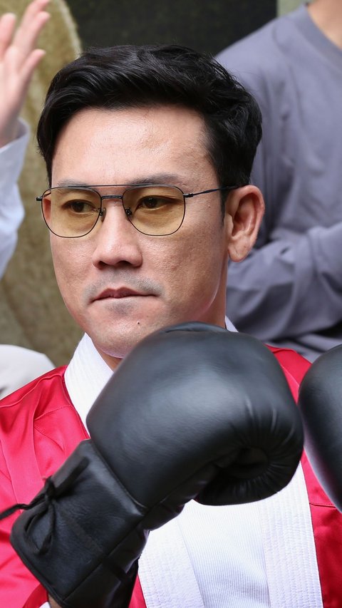 Portraying Boxing Legend Ellyas Pical, Denny Sumargo Loses 13 Kg