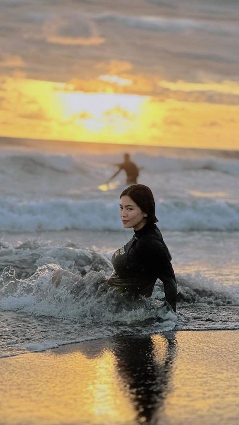 Potret 'Hot Mom' Felicya Angelista Liburan di Pantai, Makin Cantik dengan Tubuh Langsing & Gaya Busana Dipuji Sopan