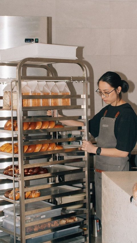 Kisah Prerempuan Lulusan Desain Grafis Pilih Jadi Pembuat Roti di Malang, Bagel Bikinannya Diburu Banyak Orang