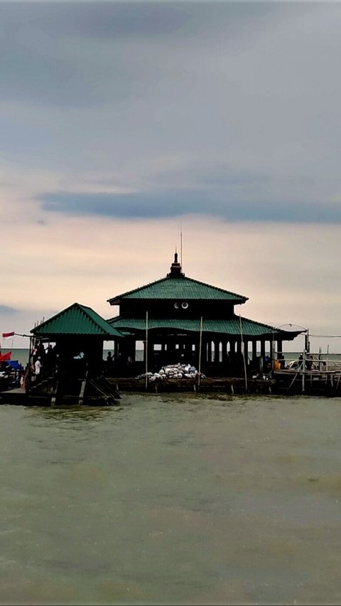 Kisah Syekh Mudzakir: Makam Terapung di Tengah Laut