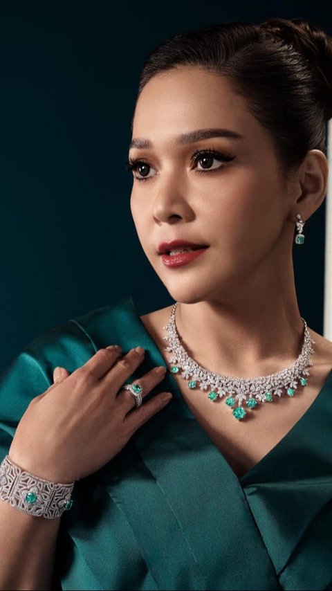 10 Portraits of Maia Estianty Looking Gorgeous Wearing Luxurious and Expensive Jewelry
