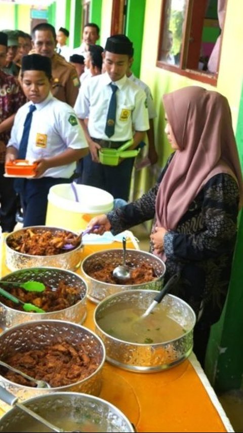 Tutorial Makan Siang Gratis Ala Prabowo, Anak-Anak Senang Sampai Kenyang