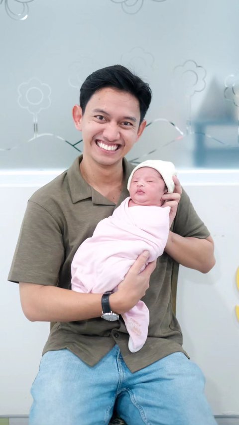 Kini jadi Ayah, ini Potret Bahagia Belva Devara CEO Ruangguru Gendong Anak Pertama