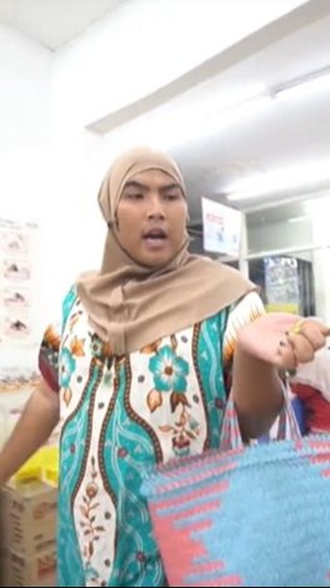 Suka Dandan Ala Emak-Emak Rempong, 8 Potret Asli Selebtok Fadlan Holao Ternyata Ganteng & Macho