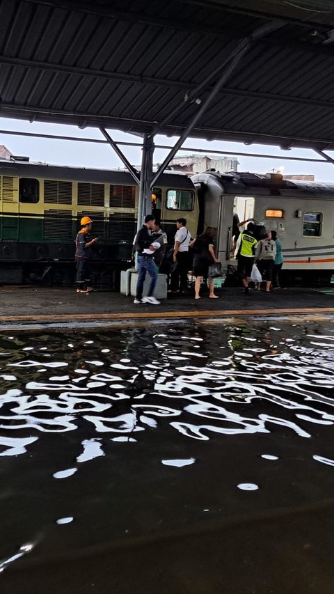 KAI Batalkan Perjalanan Kereta Api Akibat Banjir Semarang, Ini Daftar Kereta Terdampak