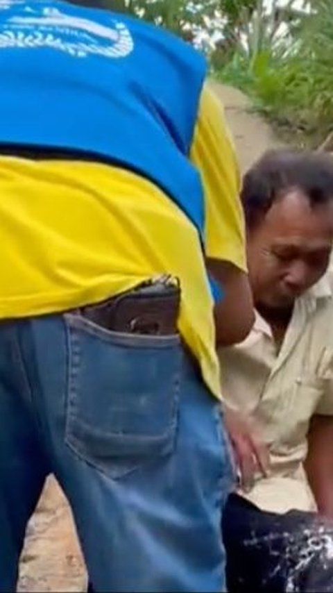 Viral Momen Pilu Bapak Penjual Bandros Terjatuh, Adonannya Tumpah Semua