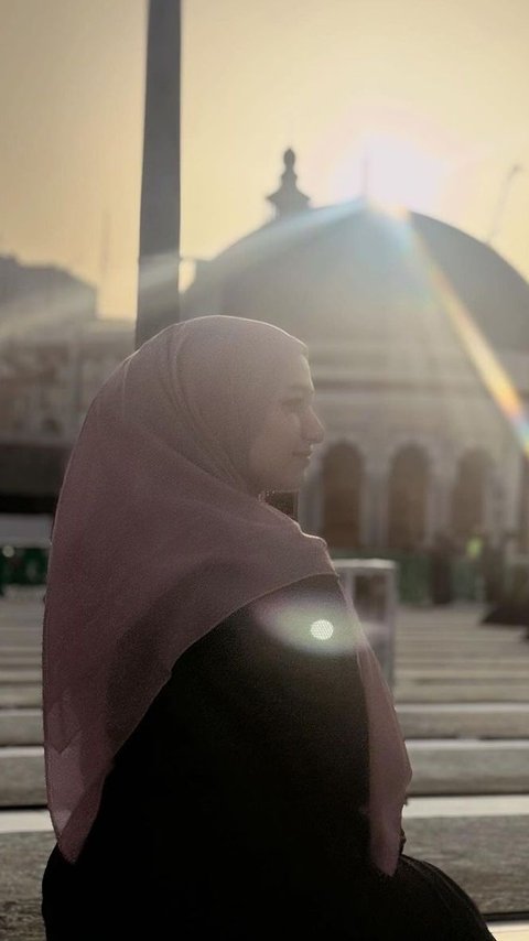 10 Potret Terbaru Nadzira Shafa Istri Mendiang Ameer, Lakukan Aksi Mulia di Tanah Suci