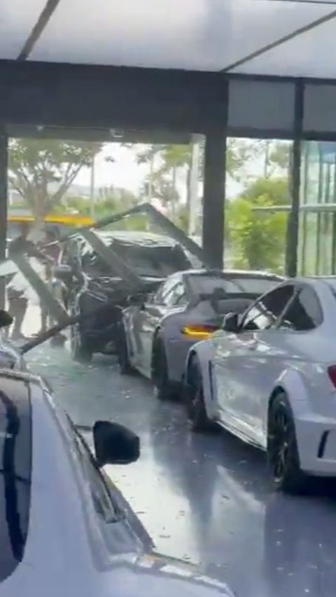 Mobil Xpander Nyelonong ke Showroom Mobil Mewah, Porsche Rp8,9 Miliar Ringsek Ditabrak