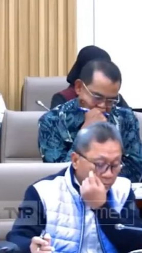 VIDEO: Mendag Zulhas Garuk Garuk Kepala Disemprot Kritik Pedas Anggota DPR Masa Salahkan El Nino