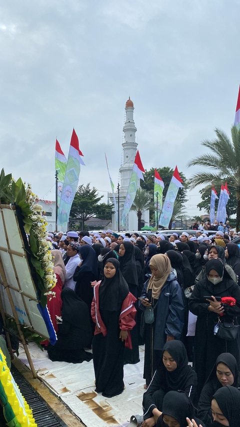 Potret Jemaah Padati Prosesi Pemakaman Habib Hasan Bin Ja’far Assegaf
