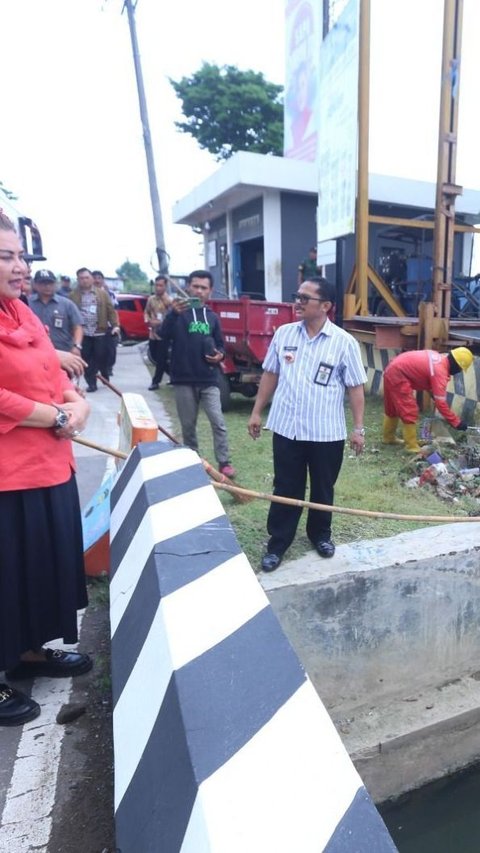 Tinjau Banjir di Semarang Utara, Wali Kota Ita Ikut Bantu Evakuasi Warga