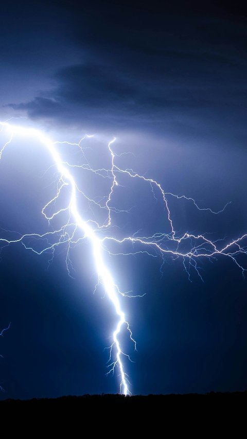 7 Lightning Colors from Most Common to Rare, Each with Its Own Meaning