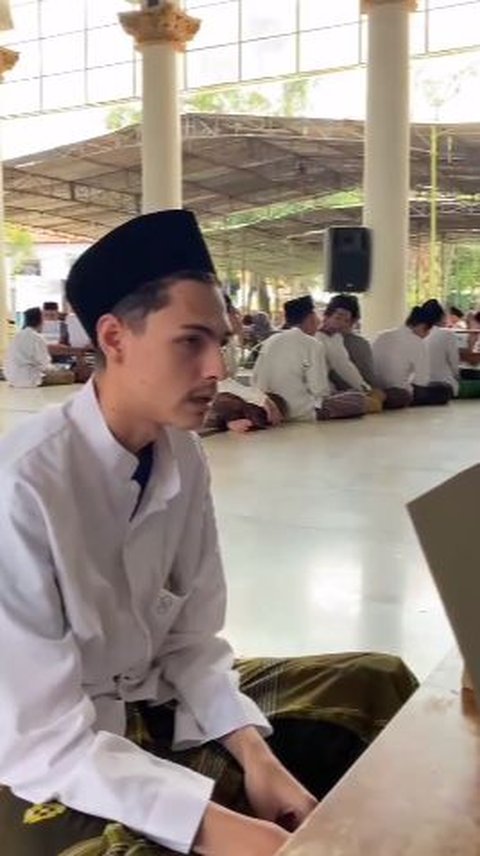 Momen Santri Ganteng Asal Jerman Setoran Hafalan Kitab, Fasih Banget Sampai jadi Sorotan