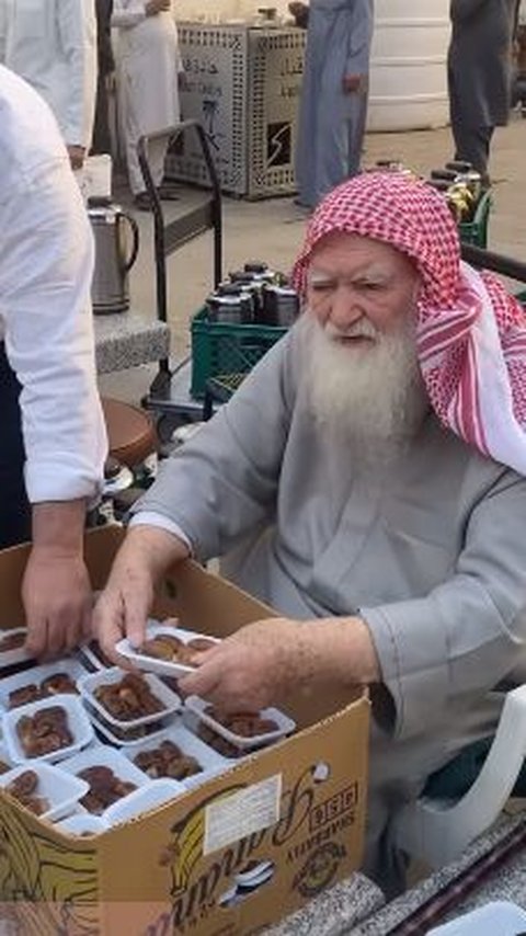 'Investasi Akhirat', Pria Usia 90 Tahun Menjamu Jemaah di Nabawi Makanan dan Minuman Gratis Selama 40 Tahun