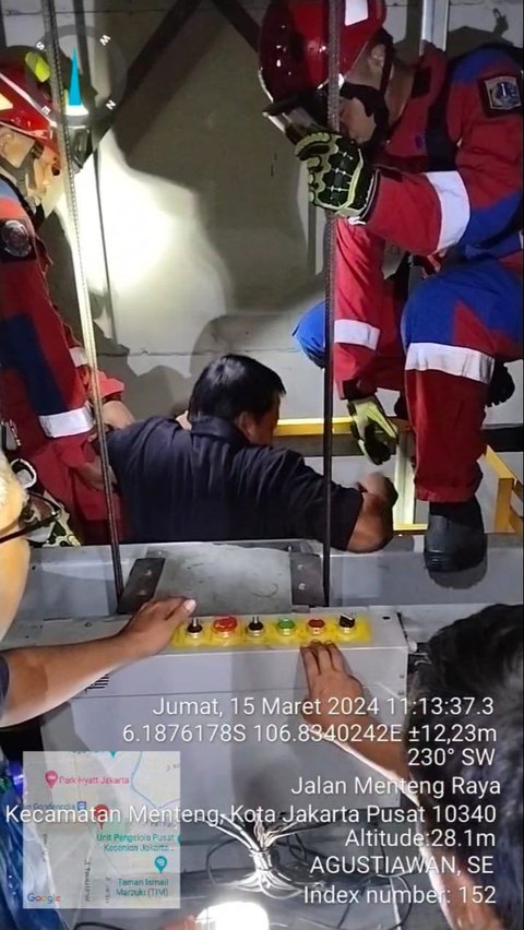 Dramatis,  Petugas Damkar Evakuasi Pria Terjebak 1,5 Jam Dalam Lift Lewat Lubang Atap