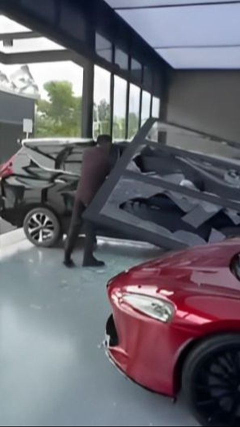 VIDEO: Momen Xpander Tabrak Porsche Rp8,9 M Hingga Remuk, Pemilik Showroom Buka Suara