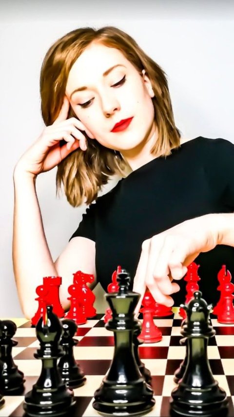 8 World's Most Beautiful Female Chess Players