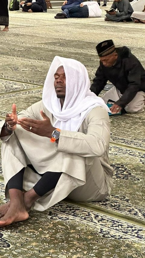 Viral Posting of Paul Pogba Praying Devoutly in the Mosque, Netizens Focused on the Figure of a Black-Capped Father Resembling an Indonesian Person Behind Him